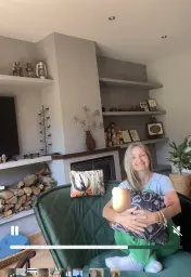 Sofá y chimenea