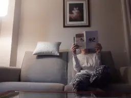 María disfrutando de su nuevo sofá