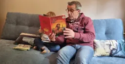Tendre moment lecture sur le canapé