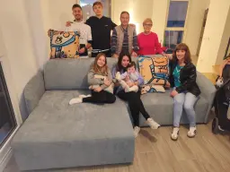 EL suave abrazo del sofá y la alegría de ser familia