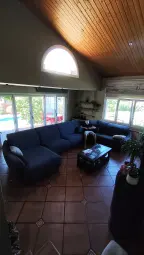 Nuestro nuevo sofá ocupando el espacio de maravilla