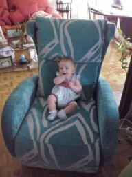 Santiago feliz en SILLÓN KIM