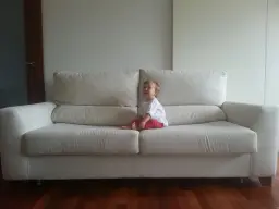 Mi nieta en el sofa
