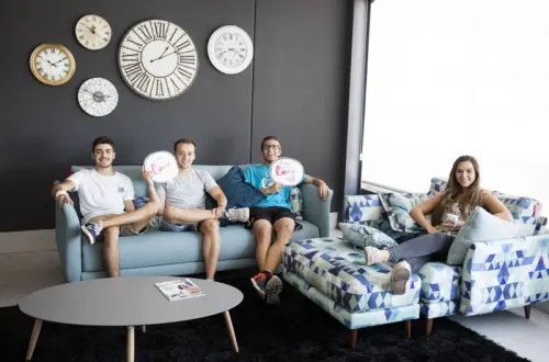 Universitarios en Fama Sofas 4