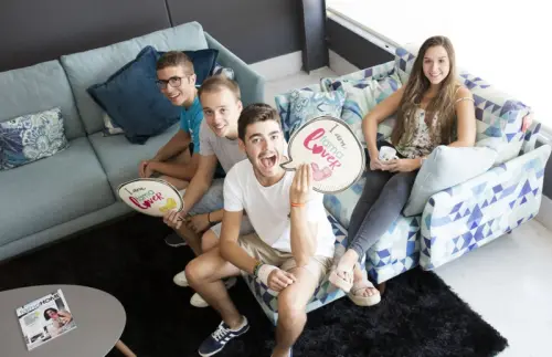Universitarios en Fama Sofas 6