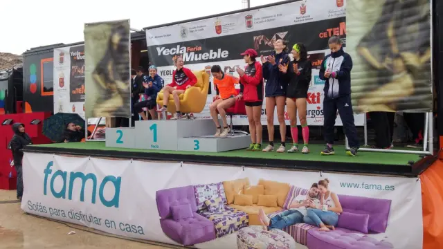 The podium with armchairs comes back to the Yecla Cross.