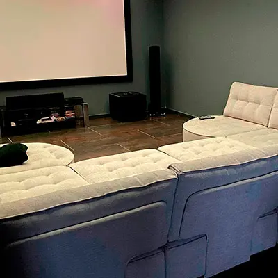 Sofá, peli y manta