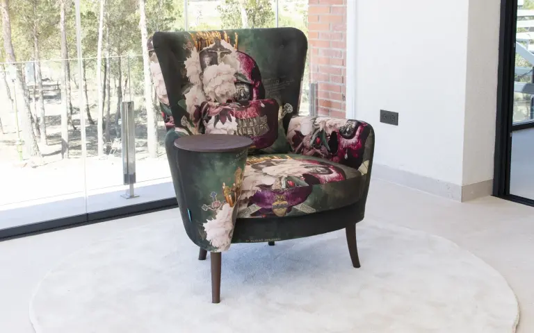 Christie skull patterned armchair