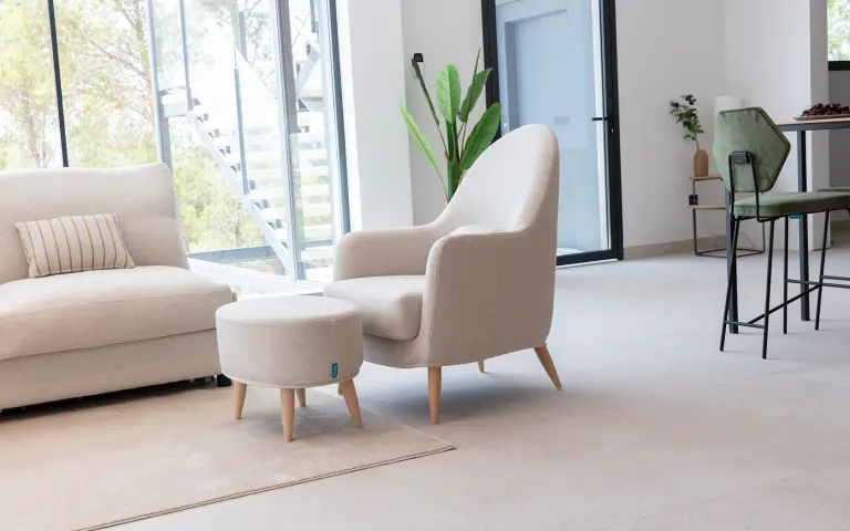 Tapicería lisa en lino y otros materiales naturales que brindan un aspecto fresco y auténtico. Con tonos suaves y naturales, le dará un toque de elegancia a cualquier espacio. 