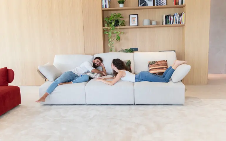Tapicería lisa en lino y otros materiales naturales que brindan un aspecto fresco y auténtico. Con tonos suaves y naturales, le dará un toque de elegancia a cualquier espacio. 