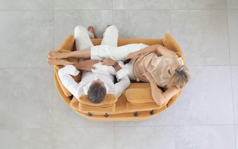 Fauteuil relax double Moonrise de Fama Sofás avec repose-pieds allongé et dossier inclinable, idéal pour se détendre en couple.