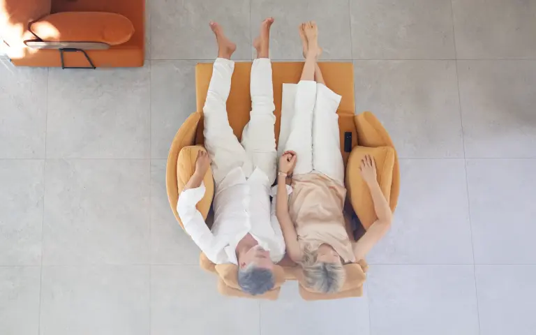 Fauteuil relax double Moonrise de Fama Sofás avec repose-pieds allongé et dossier inclinable, idéal pour se détendre en couple.