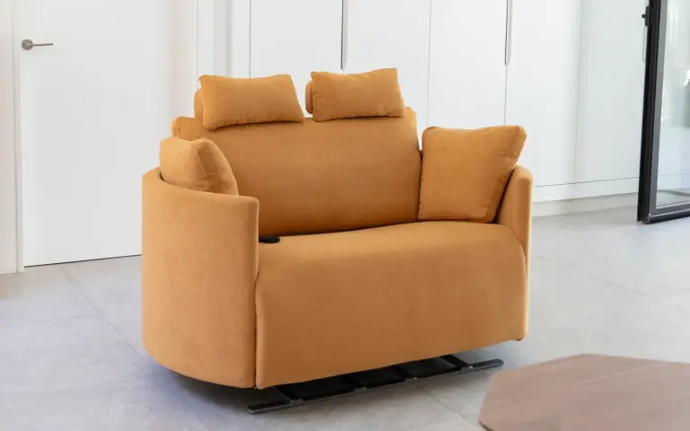 Fauteuil relax double Moonrise de Fama Sofás avec mécanisme d’ouverture électrique et design arrondi contemporain.