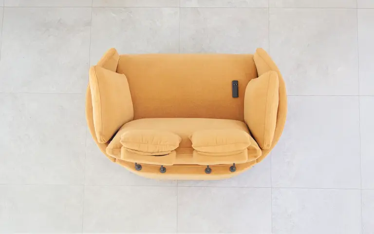 Fauteuil relax double Moonrise de Fama Sofás avec mécanisme d’ouverture électrique et design arrondi contemporain.