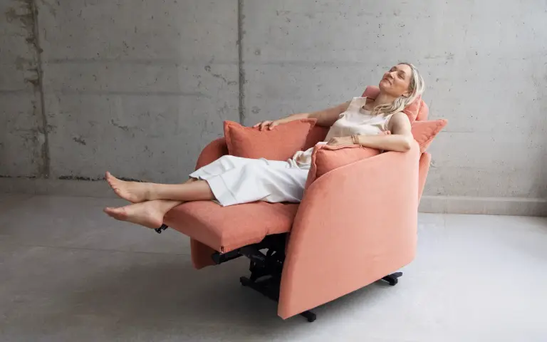 Sillón Nadia de Fama Sofás en color salmón, sillón powerlift con sistema relax y levanta-personas para facilitar la incorporación.