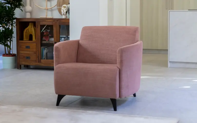 Sillón Peluso de Fama Sofás en color rosa, sillón de complemento bonito con diseño moderno y patas altas