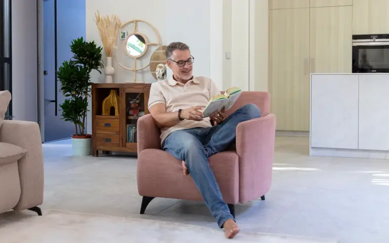 Sillón Peluso rosa de Fama Sofás, sillón de complemento bonito y cómodo para salón