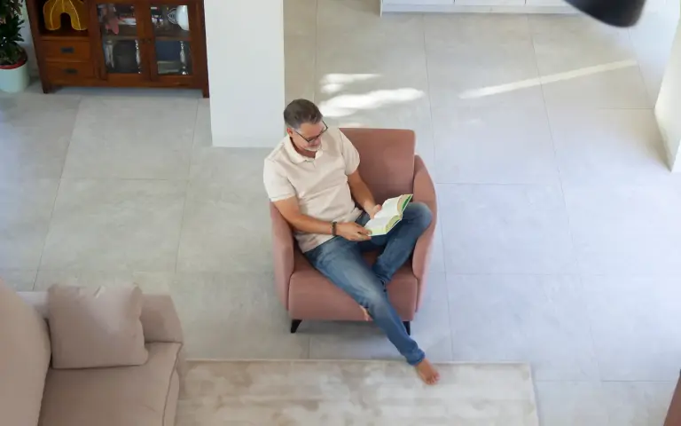 Sillón Peluso rosa de Fama Sofás, sillón de complemento bonito y cómodo para salón