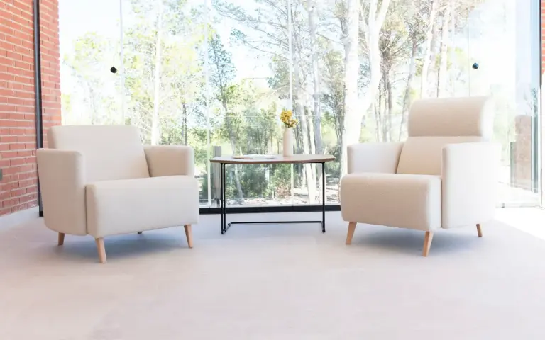 Sillón de complemento ligero con respaldo bajo borreguito