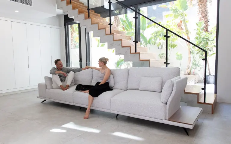 Sofá contemporáneo tapizado en tejido Space, una tela de textura suave y resistente que aporta calidez y elegancia al salón.