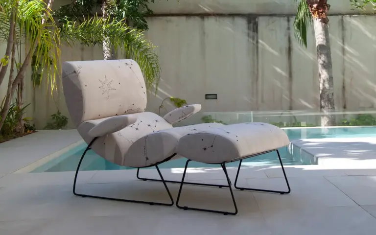 Sillón chaise Neox de Fama Sofás, muy cómodo y ergonómico, con estructura ligera y base metálica que realza su diseño especial.